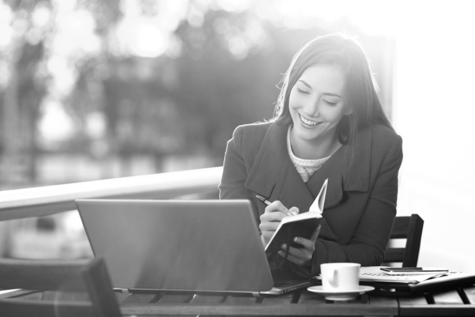 Teilnehmer analysieren SEO-Metriken in einer kollaborativen Workshop-Umgebung